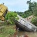 Após forte chuva, estrutura de ponte cede e caminhão cai em córrego