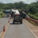 Carreta de RO carregada de carne tomba em ponte no MT; veja vídeos