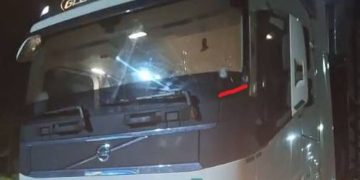 Motorista escapa da morte ao se abaixar quando carreta boiadeira foi atingida por tiros na BR-364