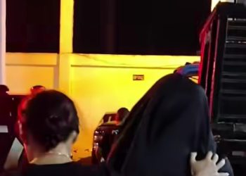 Neta acusada de matar avô e deixar avó baleada se apresenta com dois advogados