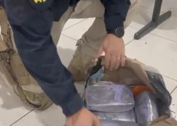 PRF em Rondônia apreende aproximadamente 10 kg de cocaína dentro de encomenda em bagageiro de ônibus