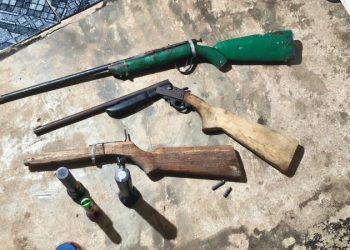 PM apreende armas de fogo após denúncia de ameaça em Theobroma; caso é o terceiro registrado em três dias