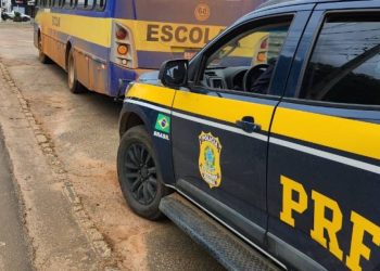 Motorista de transporte escolar foge de abordagem da PRF deixando para trás ônibus com alunos a bordo