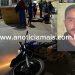 Câmera de segurança registra momento que motociclista colide em caçamba de entulho e morre