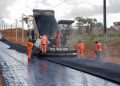 Obras de pavimentação da Linha 625 avançam; novo trecho começa a receber capa asfáltica