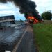 Colisão entre carretas e Honda Civic deixa um morto neste sábado