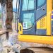 Prefeitura de Jaru e DER trabalham na remoção de pedra na rua Osvaldo Cruz; serviço faz parte das obras de pavimentação do projeto Tchau Poeira