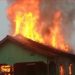 JARU – Incêndio destrói residência de madeira no Setor 05