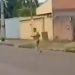 Vídeo de homem correndo pelado pelas ruas em cidade de Rondônia viraliza nas redes sociais e em grupos no WhatsApp