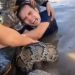 Homem é sufocado por duas cobras grandes enquanto nadava em rio; veja o vídeo