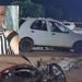 Mulher morre na hora ao ter motoneta atingida e ir parar embaixo de carro