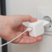 Uso de celulares requer cuidados para evitar choques elétricos, alerta Energisa
