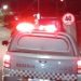 JARU – Jovem corre pedindo ajuda após sofrer tentativa de homicídio; casal em moto seria o autor