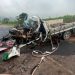 Motorista morre após carreta atingir caminhonete Hilux