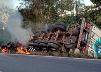 Motorista de RO cujo caminhão tombou e pegou fogo em rodovia de MT escapa com vida; veja o vídeo