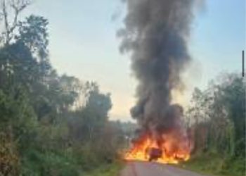 Colisão frontal entre carretas nesta terça-feira teria deixado motorista carbonizado no local