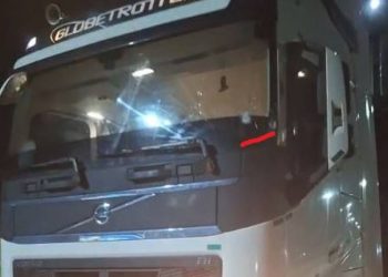 Motorista escapa da morte ao se abaixar quando carreta boiadeira foi atingida por tiros na BR-364