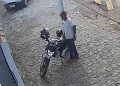 JARU – Câmera de segurança flagra momento que homem furta motocicleta no Setor 05