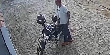 JARU – Câmera de segurança flagra momento que homem furta motocicleta no Setor 05