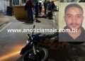 Câmera de segurança registra momento que motociclista colide em caçamba de entulho e morre