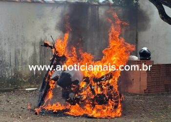 JARU – Motocicleta de radialista é completamente destruída após pegar fogo no Setor 07