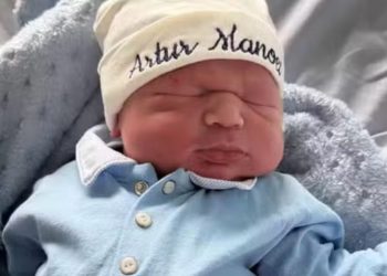 Bebê nasce dentro de carro em três minutos com ajuda do pai