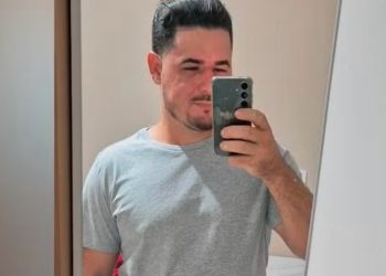 Empresário morre em acidente após perder controle da moto e bater contra árvore e poste