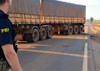 Motociclista morre após bater em carreta na BR-364 entre Ariquemes e Jaru