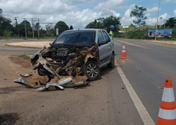 Carro bate em carreta no trevo de acesso a Theobroma e Governador Jorge Teixeira na BR-364