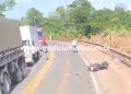 JARU – Mulher morre após colidir Biz com carreta na BR-364