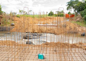 Prefeitura de Jaru avança na construção da ponte de concreto e aço sobre o Rio Passaqual, na Linha 608