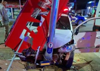 Motorista atacado a tiros bate contra semáforo após perseguição na madrugada deste domingo