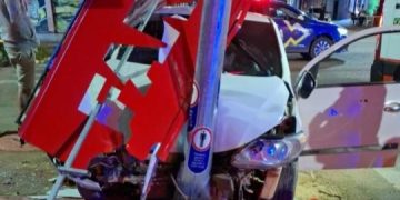 Motorista atacado a tiros bate contra semáforo após perseguição na madrugada deste domingo