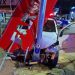 Motorista atacado a tiros bate contra semáforo após perseguição na madrugada deste domingo