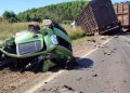 Acidente envolvendo carro de passeio e carretas deixa um morto na BR-364