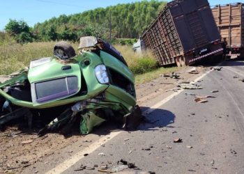 Acidente envolvendo carro de passeio e carretas deixa um morto na BR-364
