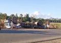 Caminhão tomba em rodovia e deixa um morto