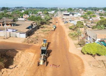 Prefeitura de Jaru inicia asfaltamento de trecho da Monteiro Lobato até o final do Residencial Orlandini, na Linha 605