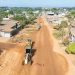 Prefeitura de Jaru inicia asfaltamento de trecho da Monteiro Lobato até o final do Residencial Orlandini, na Linha 605