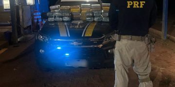 PRF em Rondônia apreende mais de 60 kg de entorpecentes e prende passageiros de táxi