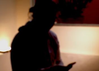 ‘Estelionato sentimental’: Mulher cai em golpe e perde R$ 80 mil para homem que conheceu na internet