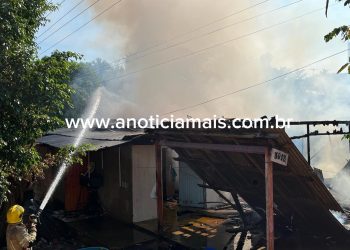 JARU – Incêndio destrói residência no Setor 02; campanha solidária vem sendo realizada em prol da família, que tem 3 filhos