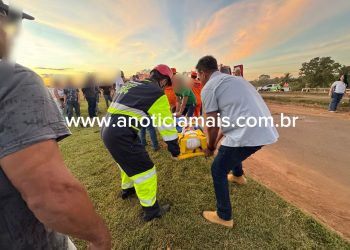 JARU – Vítima é socorrida após veículos colidirem e um capotar na tarde desta segunda-feira na BR-364