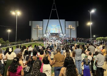 Mutidão de fiéis prestigia a Missa e procissão de Corpus Christi em Jaru