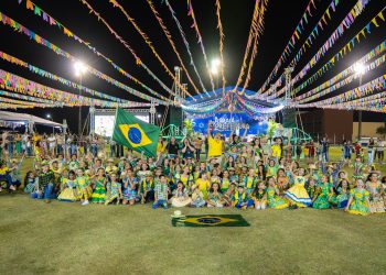 Primeira noite do 8º Arraiá da Prefeitura reúne grande público; programação continua nesta sexta-feira no estádio Leal Chapelão