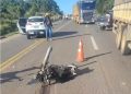 Mulher morre e outra ferida após colisão entre motocicleta e carro de passeio na BR-364
